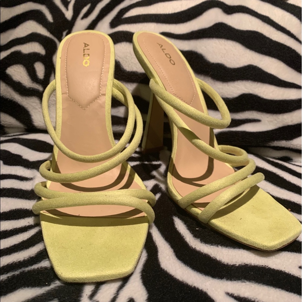 Like new sandal heels